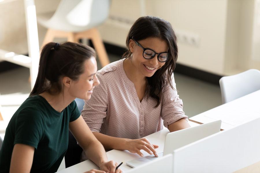 2 people working in a table with a laptop